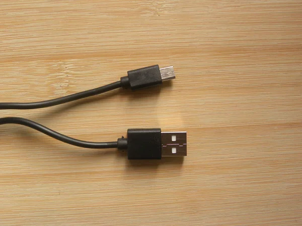 Черный Микро Usb Usb Мобильный Телефон Зарядное Устройство Кабель Деревянный — стоковое фото