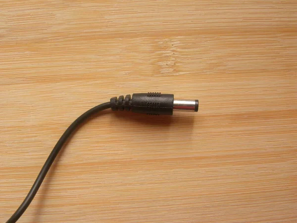 木制桌子上的插头适配器的黑色插头连接器 — 图库照片