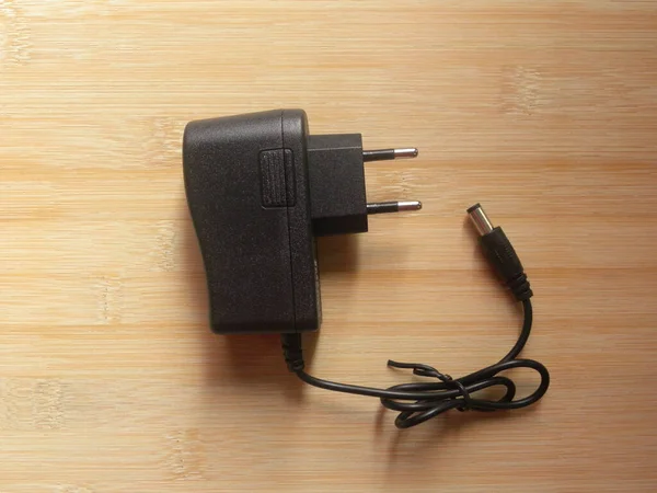 Adaptador Enchufe Pines Color Negro Mantenido Mesa Madera — Foto de Stock