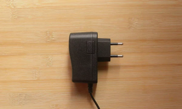 Adaptador Enchufe Pines Color Negro Mantenido Mesa Madera — Foto de Stock