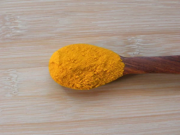 Orange Farbe Kurkuma Pulver Auf Holzlöffel — Stockfoto