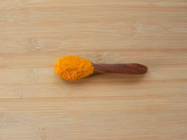 Orange Farbe Kurkuma Pulver Auf Holzlöffel — Stockfoto