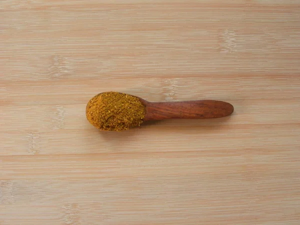 木勺上的褐色加兰玛莎娜香料 — 图库照片