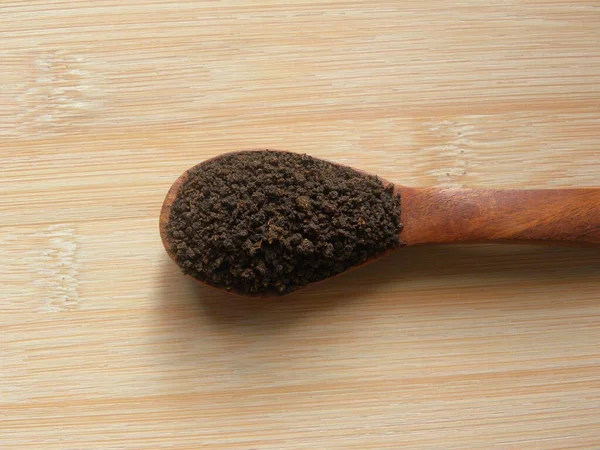 茶色い乾燥茶葉木のスプーン — ストック写真
