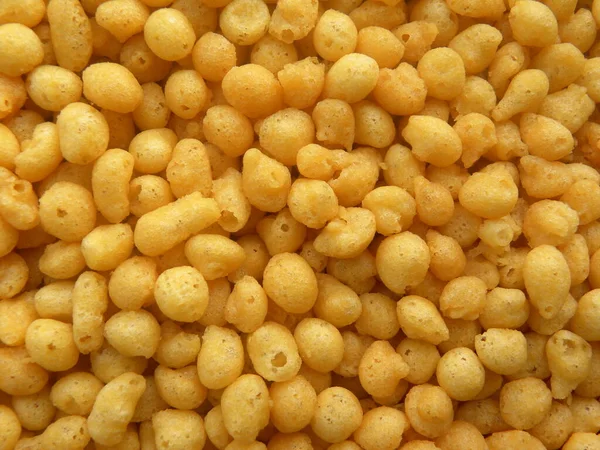 Sarı renkli, kızarmış, küçük Boondi topları nohut unundan yapılmış Hint baharatlı atıştırmalıkları.