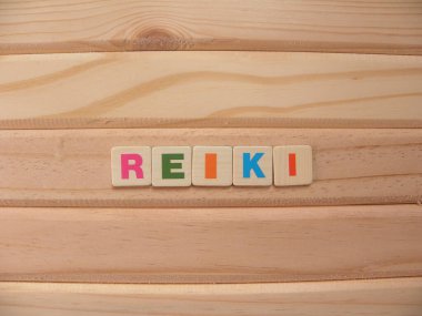 Tahta arka planda Reiki kelimesi