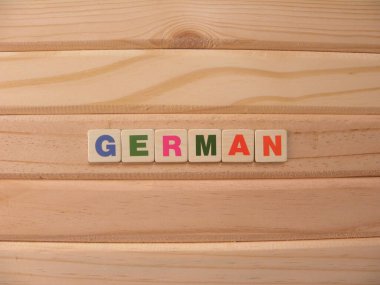 Tahta arka planda Almanca kelime