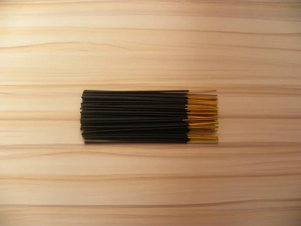 Πολλά Μαύρα Χρώμα Λεπτά Ξύλινα Μπαστούνια Incense Διατηρούνται Στο Τραπέζι — Φωτογραφία Αρχείου