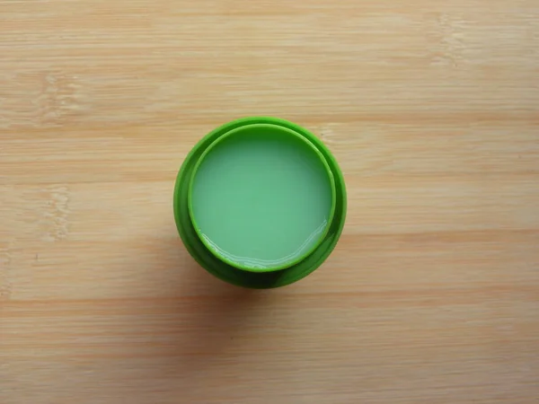 Верхний Вид Зеленого Цвета Ткани Кондиционер Жидкости Мерной Чашке Хранится — стоковое фото