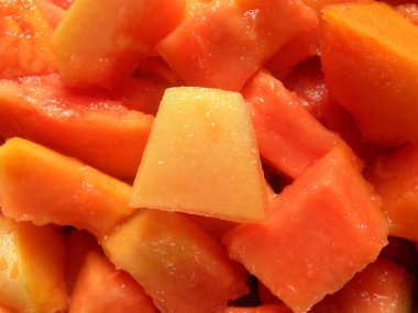 Turuncu renkte kesilmiş olgun Papaya meyvesi