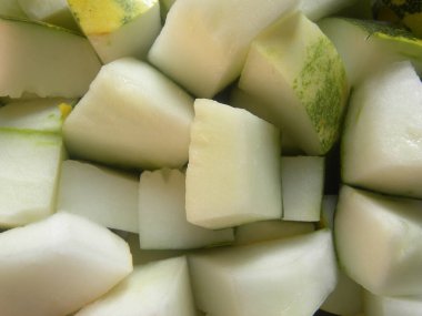 Doğranmış taze Dosakai salatalığı.