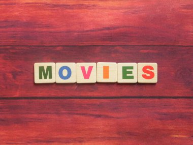 Tahta arka planda Kelime Filmleri