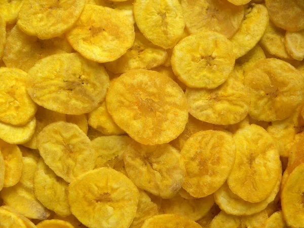 Sarı renk kuru kızarmış muz cipsi.