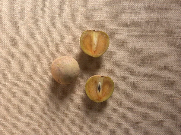 茶色の熟したサポディラまたはサポディラの果実 — ストック写真