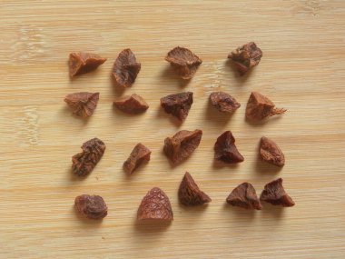 Kahverengi kavrulmuş kırık Areka fındığı