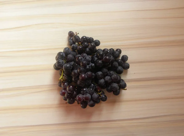 新鮮なバンガロールブルーカラーブドウやヴィティス ラブラスカを熟す — ストック写真
