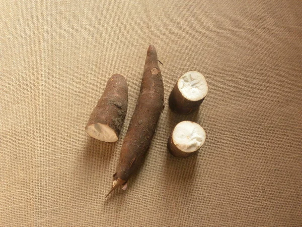 Μαύρες Ακατέργαστες Ρίζες Cassava Manihot Esculenta — Φωτογραφία Αρχείου