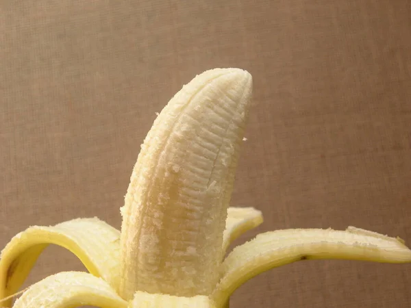 黄色の皮をむいた熟したキャベンディッシュロブスタバナナまたはムーサAcuminata — ストック写真