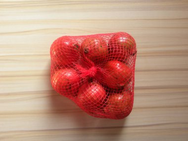 Kırmızı renk olgun nar meyvelerinin tamamı ağ torbasında.