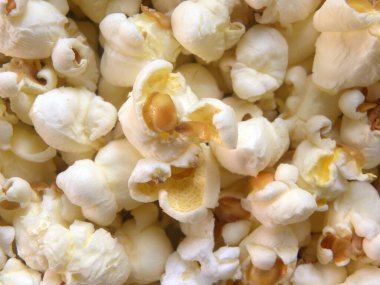 Beyaz renkli yumuşacık tuzlu patlamış mısır.