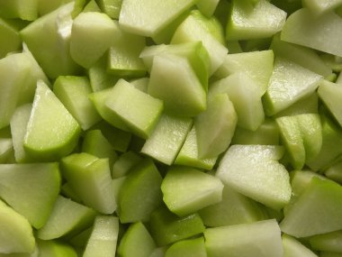 Kesilmiş yeşil ve beyaz renkte çiğ Chayote kabağı