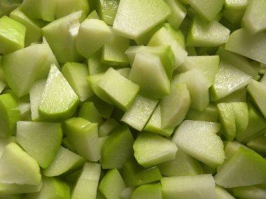 Kesilmiş yeşil ve beyaz renkte çiğ Chayote kabağı