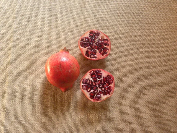 Vörös Érett Egész Gránátalma Gyümölcsök — Stock Fotó