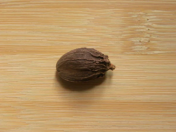 黒い色の大きなカルダモン種子ポッド — ストック写真