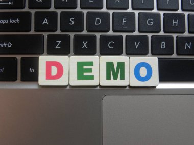 Klavye arka planında kelime gösterimi