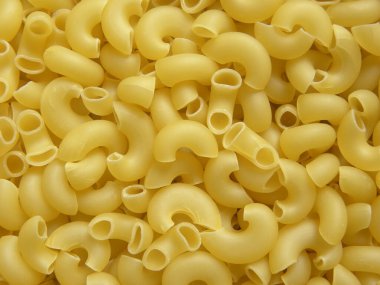 Sarı renk çiğ, dirsek makarnası.