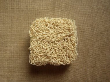 Beyaz, çiğ, kurutulmuş kare erişte.