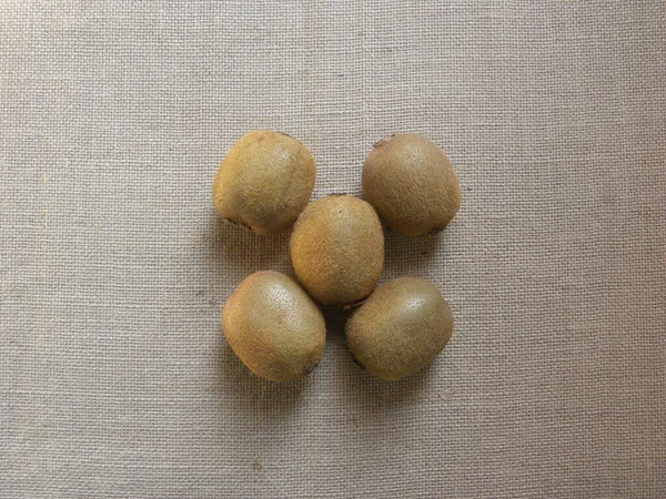 Brązowy Kolor Całe Dojrzałe Owoce Kiwi — Zdjęcie stockowe