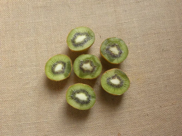 Green Color Sliced Cut Ripe Kiwifruits — Stock Photo, Image
