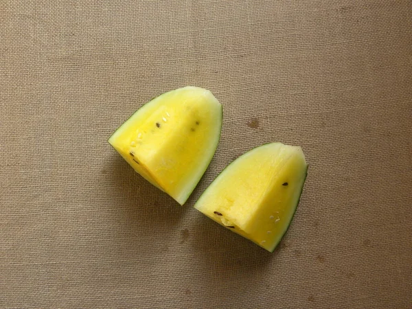 黄色剪断成熟的西瓜 — 图库照片