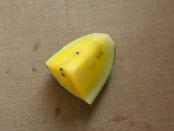 黄色切熟的西瓜 — 图库照片
