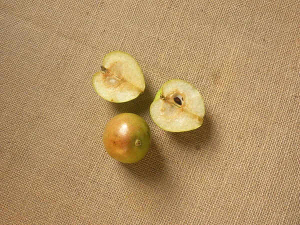 全体とカット緑と白の色熟したインドの梨の果実 — ストック写真