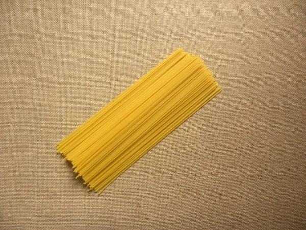 Sarı Renkli Çiğ Spagetti Makarna — Stok fotoğraf