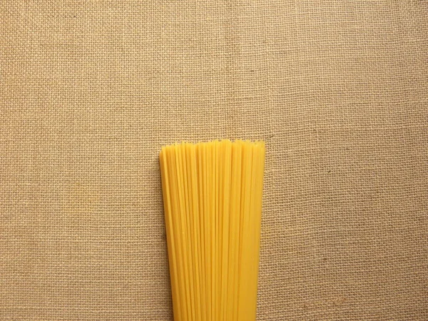 Sarı Renkli Çiğ Spagetti Makarna — Stok fotoğraf