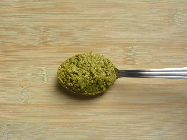 Molho Pesto Cor Verde Colher Aço Inoxidável — Fotografia de Stock