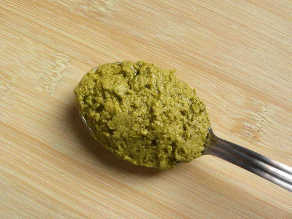 Grüne Farbe Pesto Sauce Auf Edelstahllöffel — Stockfoto