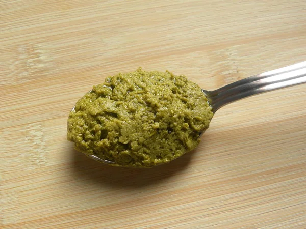 Grüne Farbe Pesto Sauce Auf Edelstahllöffel — Stockfoto
