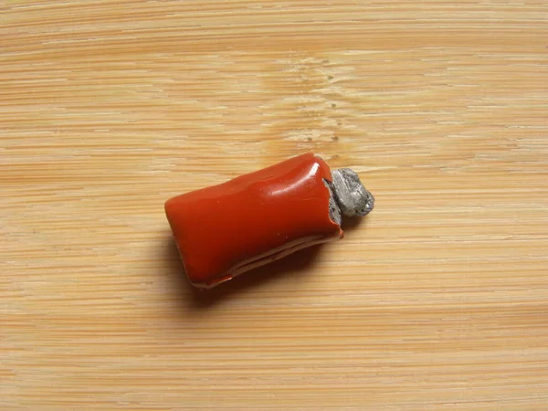 Cor Vermelha Danificada Componente Eletrônico Capacitor Cerâmica — Fotografia de Stock