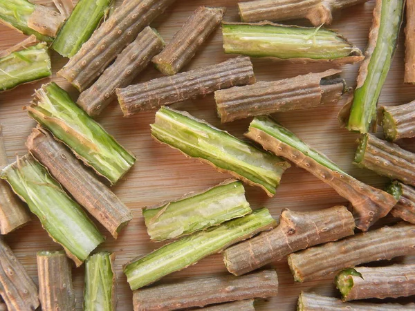 Kesilmiş Giloy ya da Tinospora cordifolia kökleri