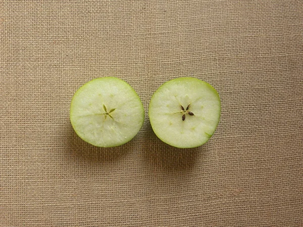 Dilimlenmiş Yeşil Renk Olgun Granny Smith Elması — Stok fotoğraf