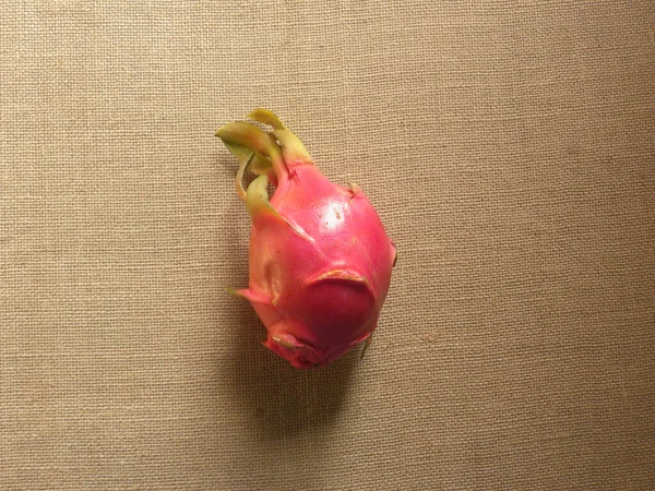 Piros Színű Egész Érett Sárkány Gyümölcs Vagy Pitaya — Stock Fotó