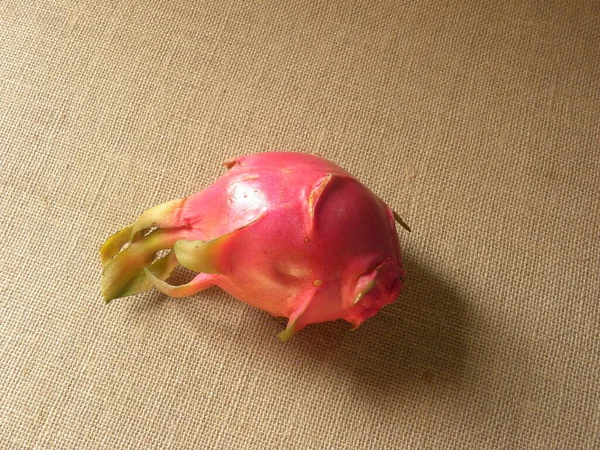 Color Rojo Fruta Entera Madura Del Dragón Pitaya —  Fotos de Stock
