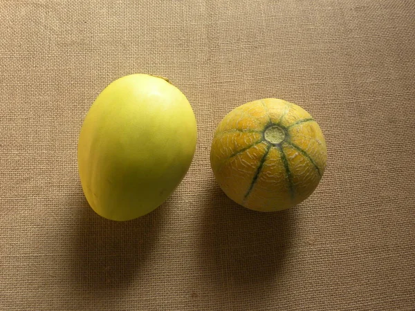 Gelbe Farbe Ganze Reife Sonnenmelone Und Gestreifte Muskatmelone — Stockfoto