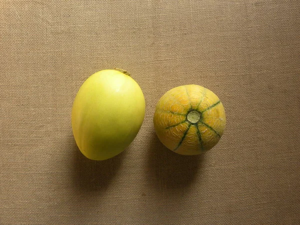 Kuning Warna Seluruh Matang Sun Melon Dan Striped Muskmelon — Stok Foto