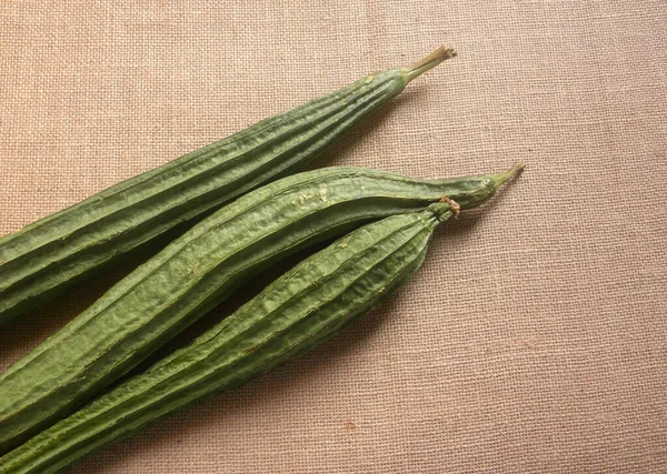 Cabos Cumeeira Inteiros Crus Cor Verde Luffa Acutangula — Fotografia de Stock