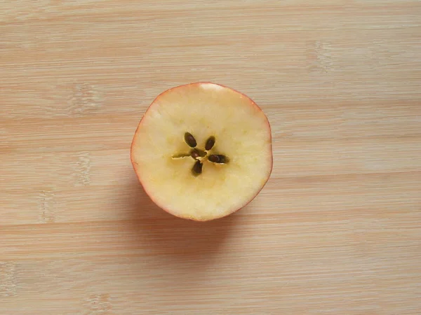 Aufgeschnittene Rote Farbe Reifer Shimla Apfel — Stockfoto